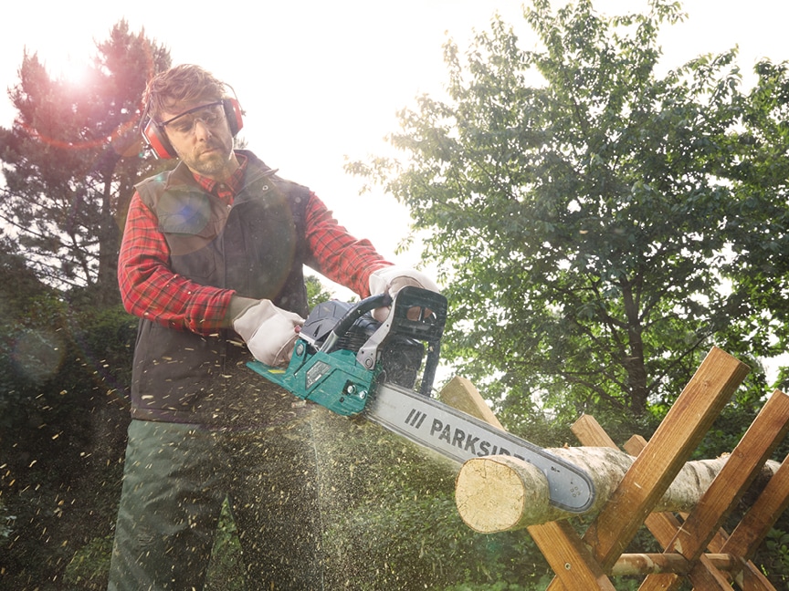 Práce v dílně i na zahradě