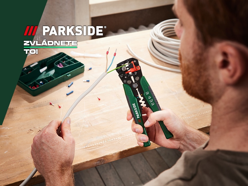Elektrikář používá kleště Parkside k odizolování kabelu.