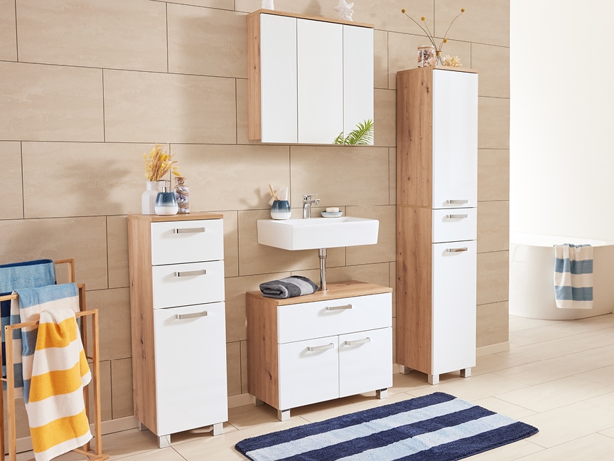 Moderní koupelnová sestava s vysokou skříní, umyvadlem a zrcadlem v bílo-dřevovém designu.