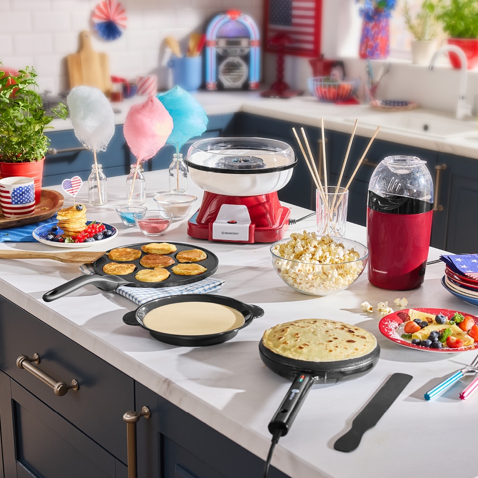 Kuchyňská linka s výrobníkem cukrové vaty SilverCrest, popcornovačem, palačinkami a lívanci v americkém stylu.