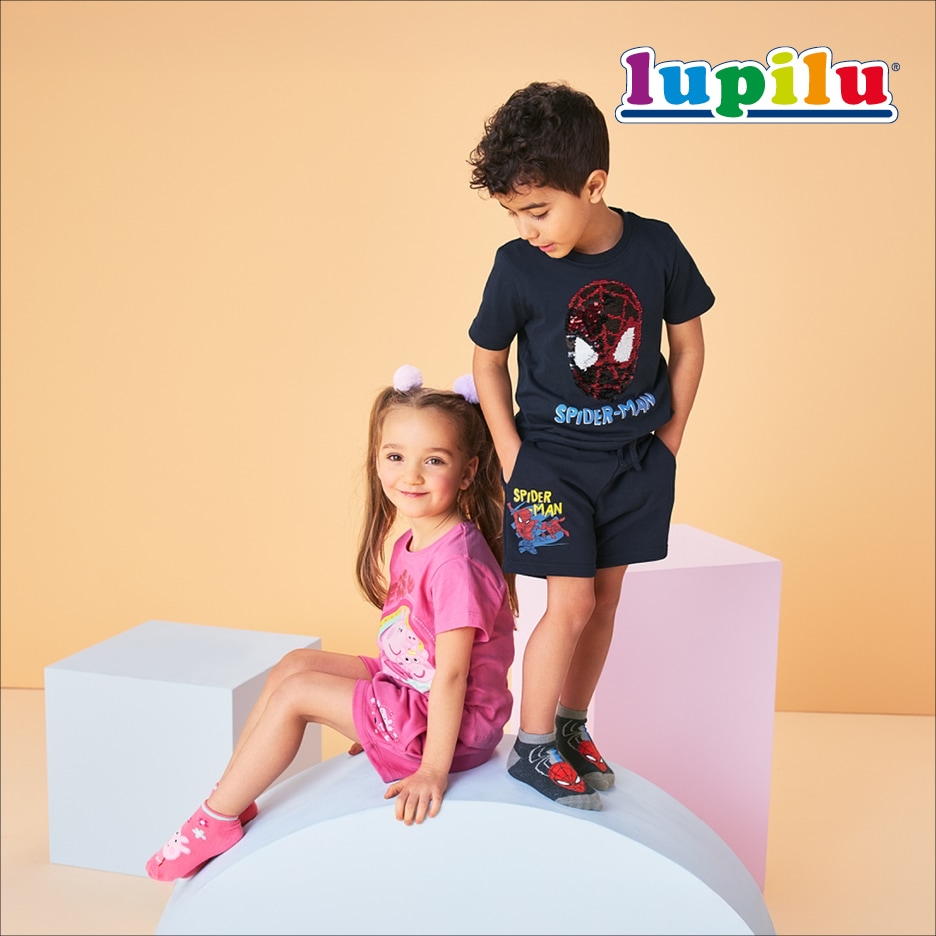 Chlapecký set s motivem Spidermana a dívčí růžový set s jednorožcem.
