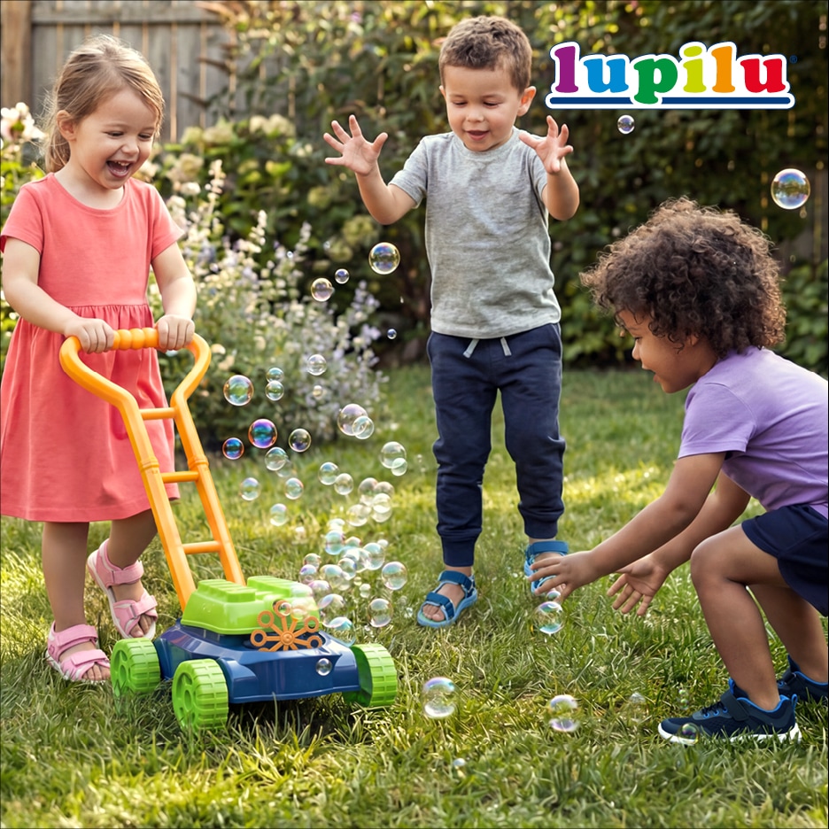 Děti si hrají s bublinkovou sekačkou na trávě, chytají bubliny.