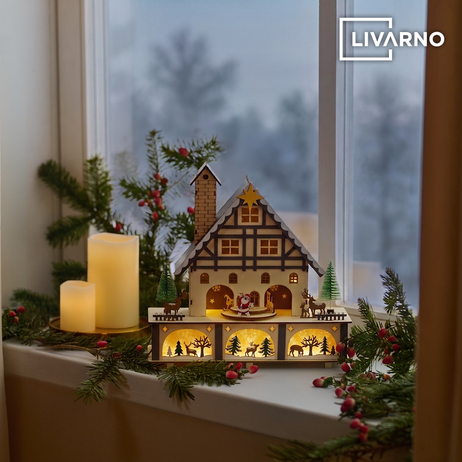 Dřevěný vánoční svícen s motivem domečku a Santa Clause od značky Livarno.