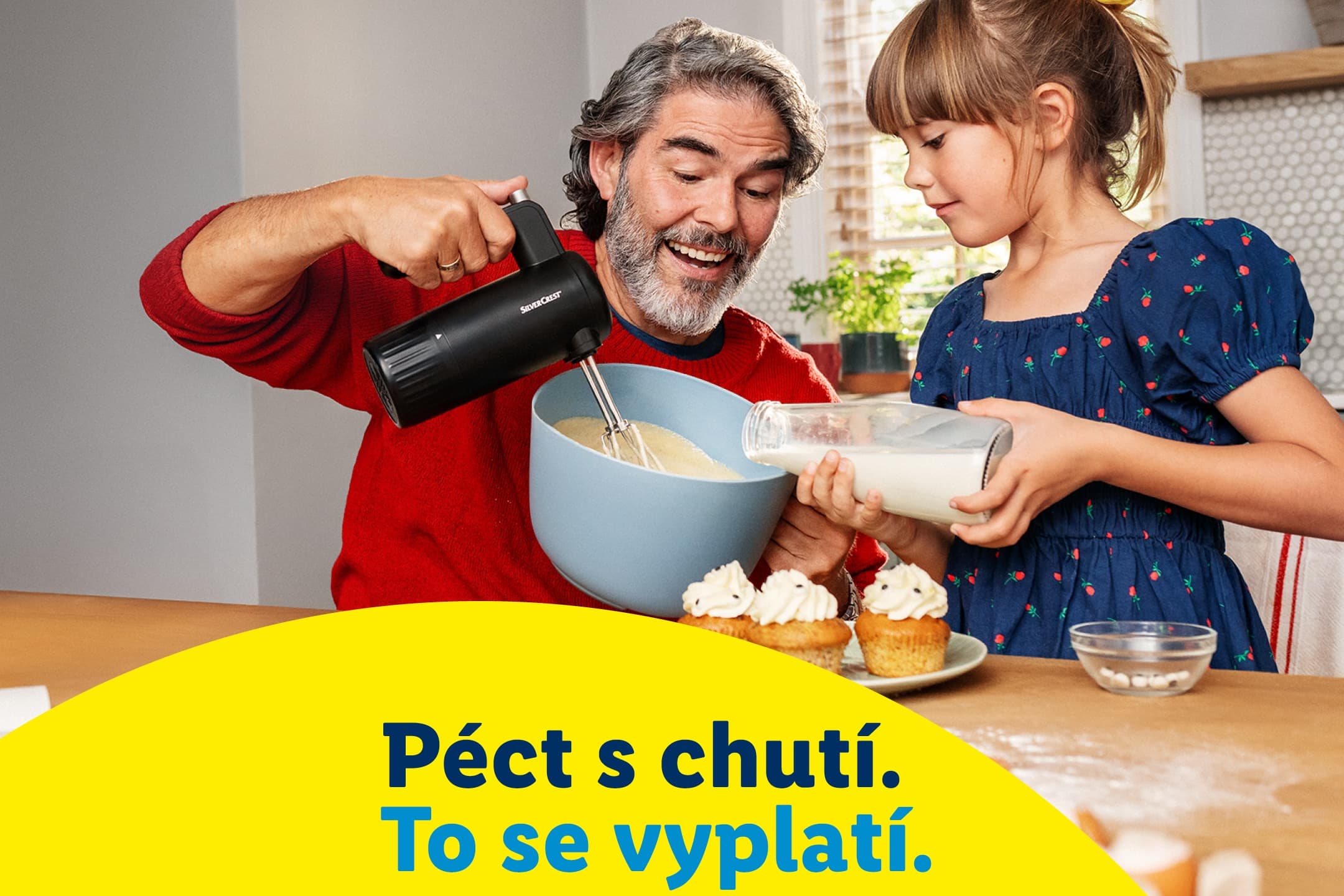 Muž a dívka pečou, míchají těsto ručním mixérem a nalévají mléko. Text: Péct s chutí. To se vyplatí.