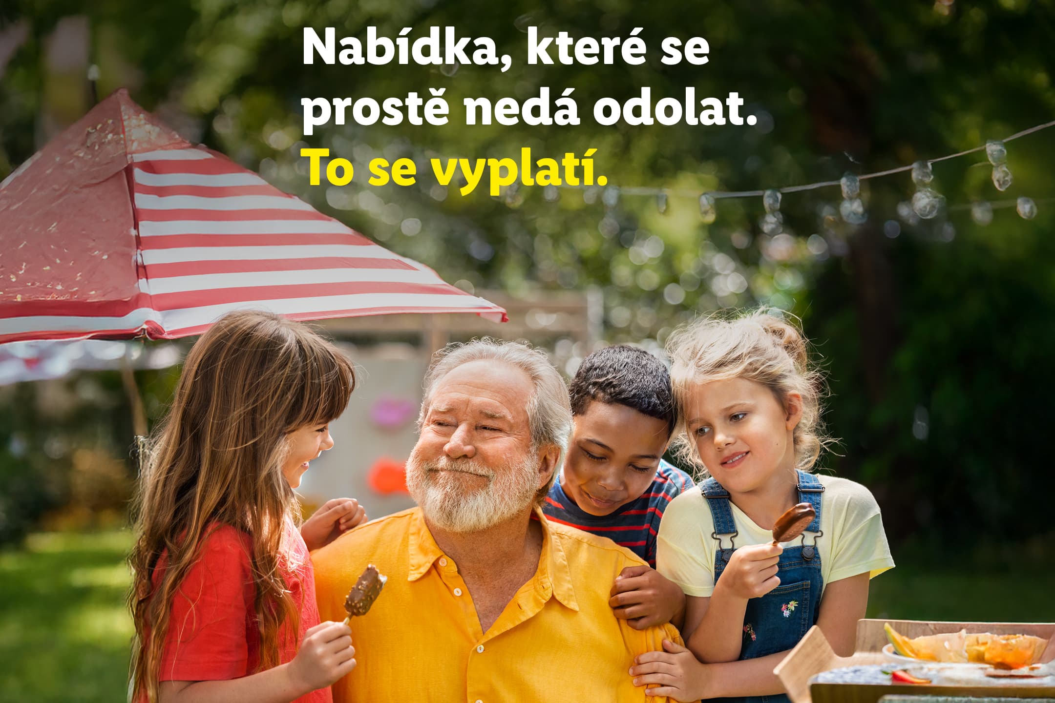 Děti a muž si užívají zmrzlinu venku. Text: Nabídka, které se prostě nedá odolat. To se vyplatí.
