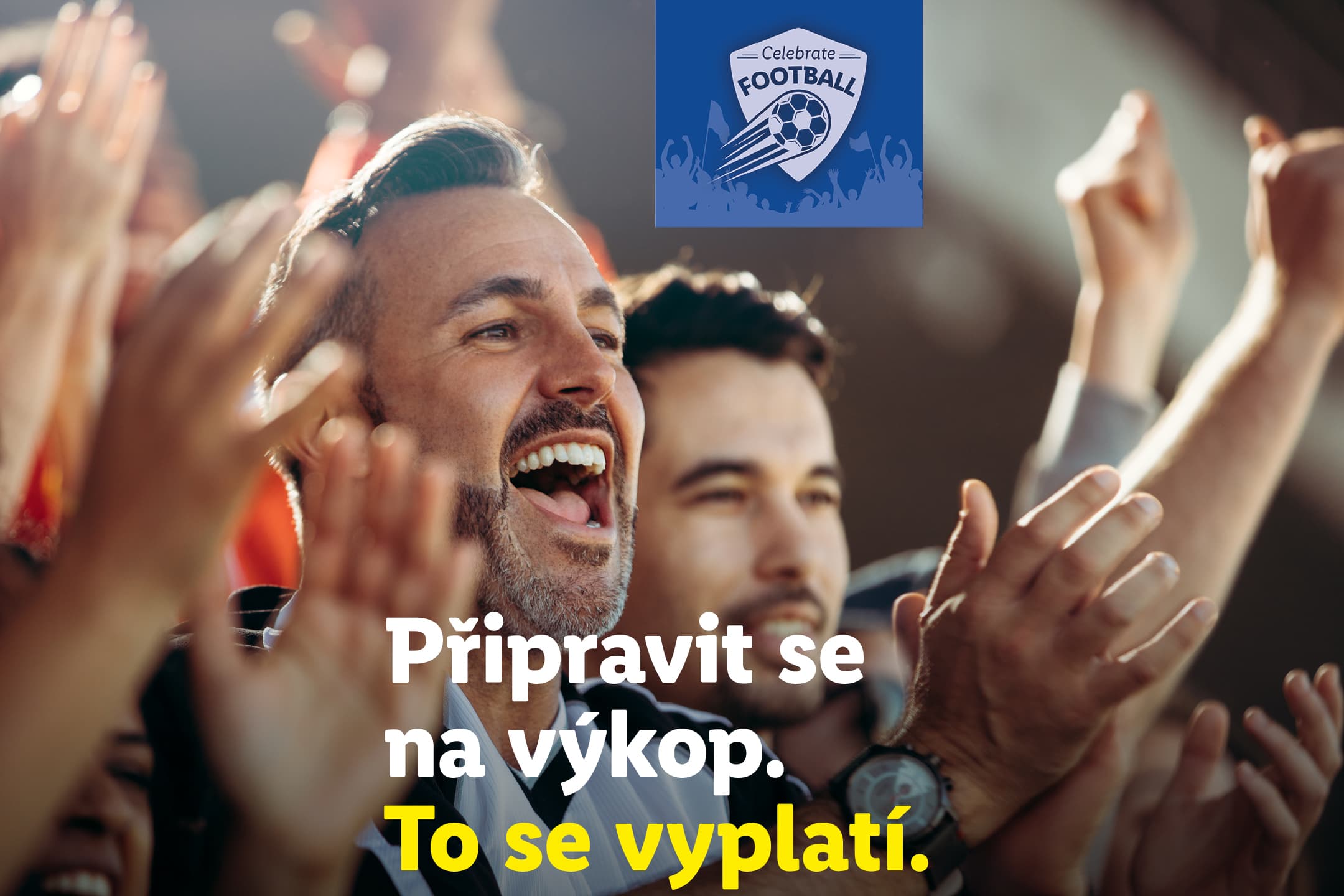 Muži na fotbalovém zápase s logem 'Celebrate Football' a textem 'Připravit se na výkop. To se vyplatí.'