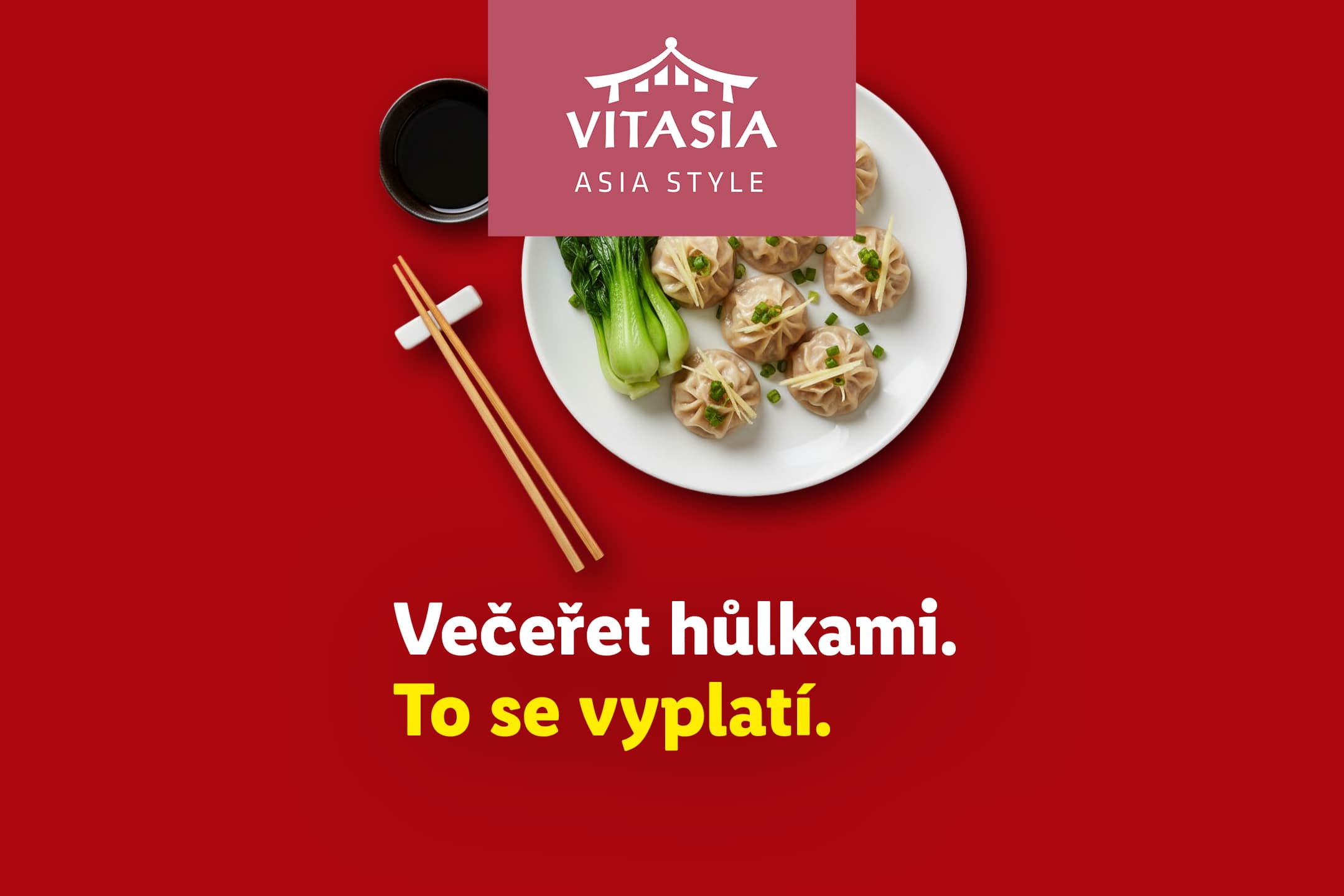 Vitasia Asia Style logo nad talířem s asijskými knedlíčky, bok choy a hůlkami. Text: Večeřet hůlkami. To se vyplatí.