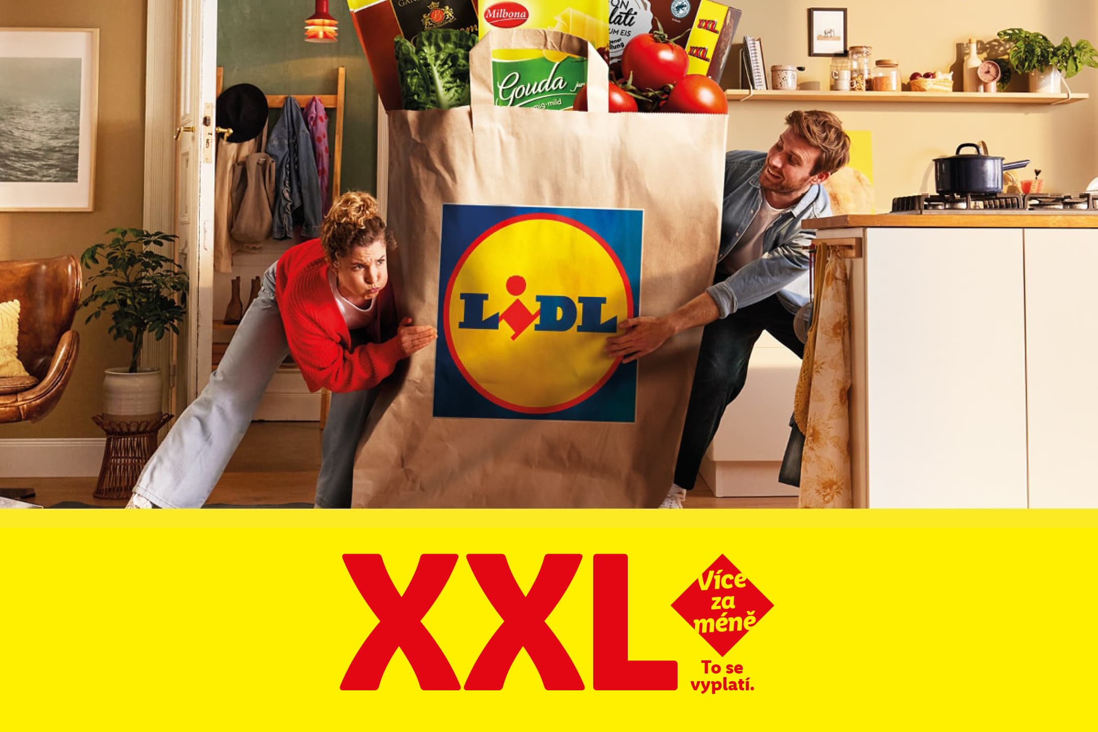 Reklama Lidl XXL: obří nákupní taška plná potravin, jako jsou rajčata, salát a sýr Gouda.