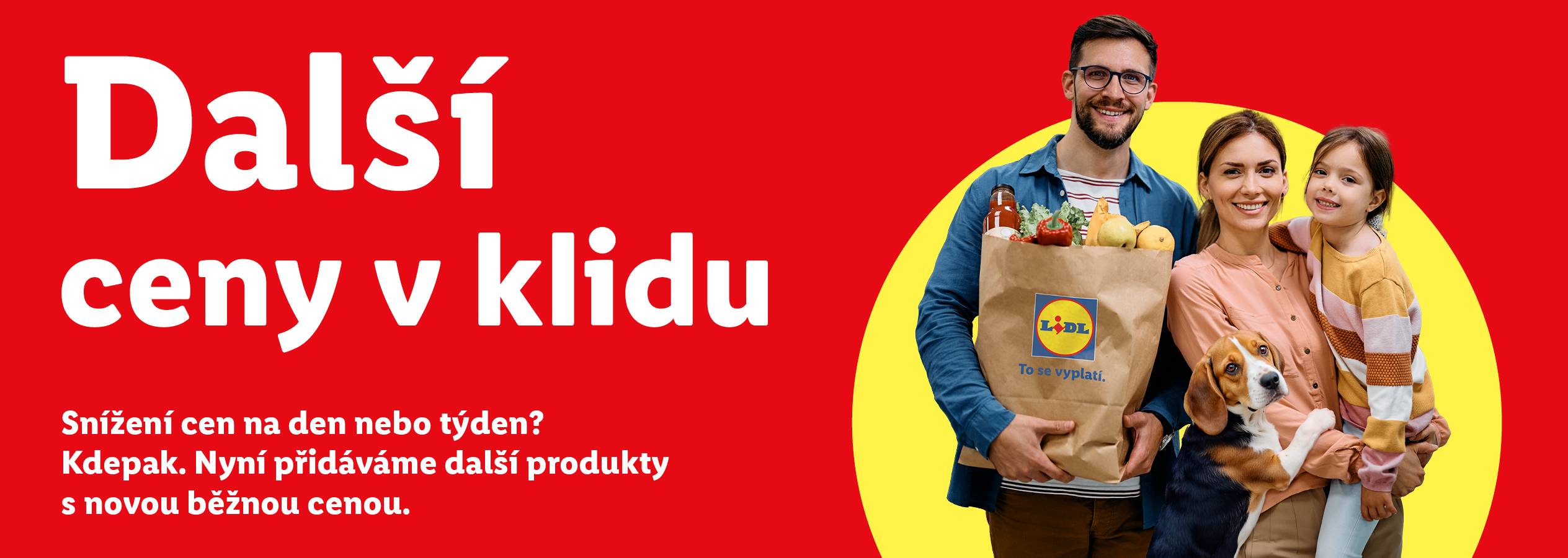 Rodina s dítětem a psem drží nákupní tašku plnou čerstvých potravin. Text: Další ceny v klidu.