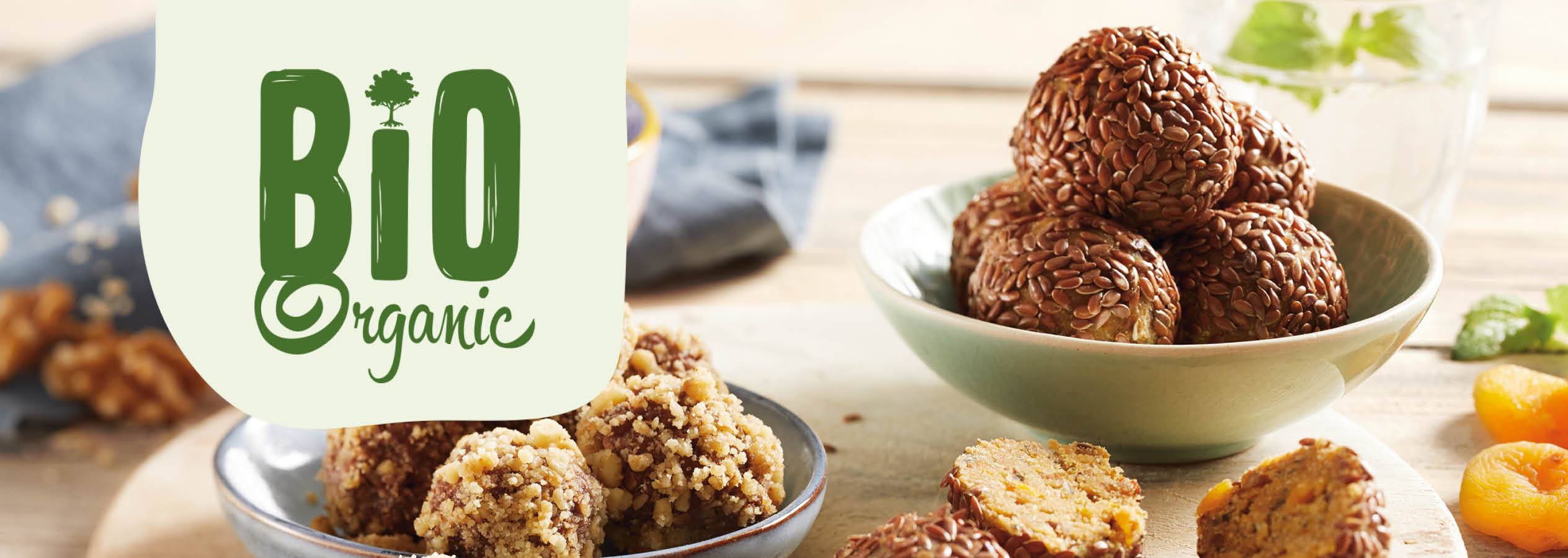 Kuličky z ořechů a semínek s nápisem „BIO Organic“.