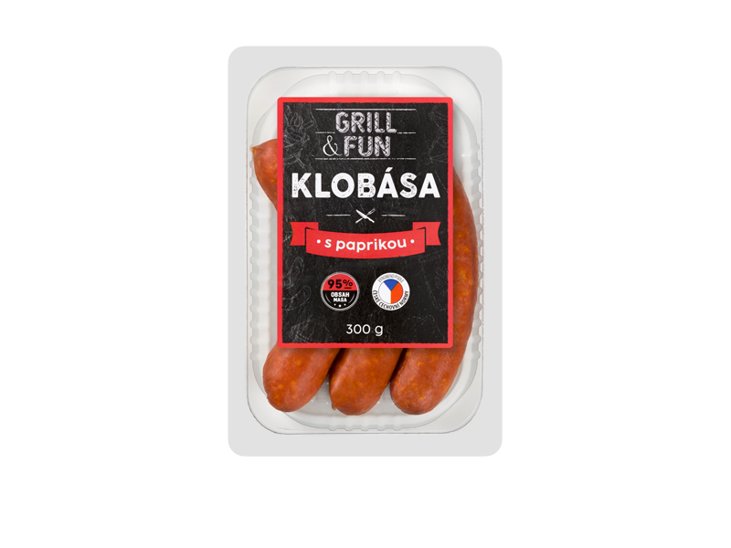 Balení klobás s paprikou, s nápisem 'GRILL & FUN Klobása s paprikou' a 95% obsahem masa.