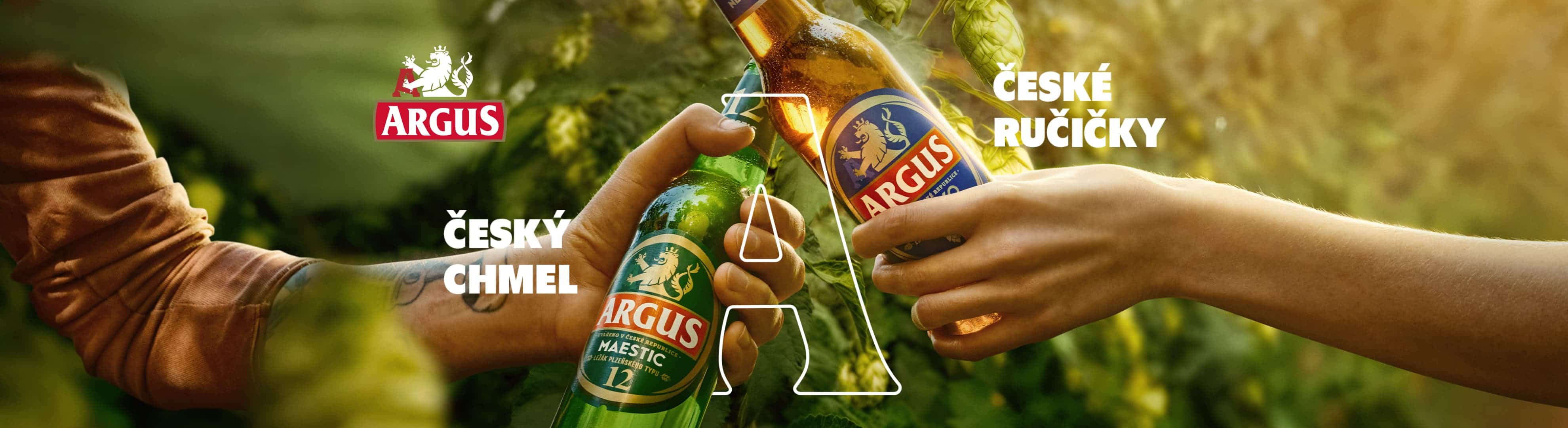 Dvě osoby zdraví se pivem Argus Český Chmel a Argus Česká ručička v chmelnici.