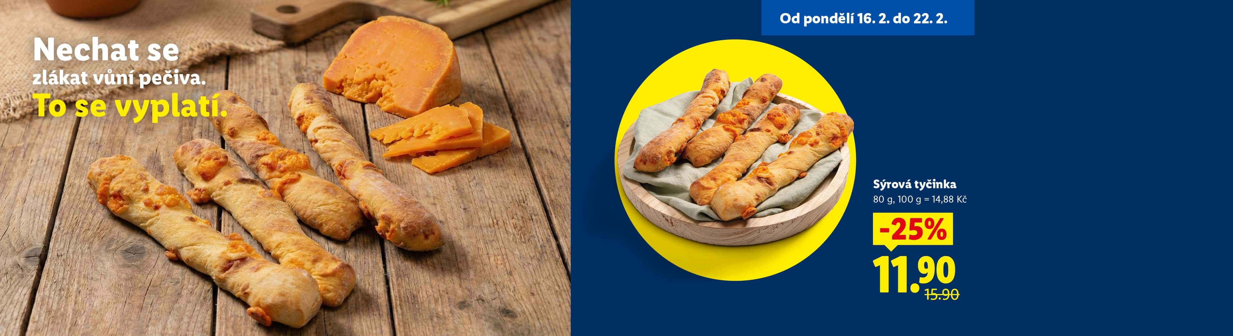 Sýrové tyčinky a sýr na dřevěném stole, s nabídkou -25% na sýrovou tyčinku za 11.90 Kč.