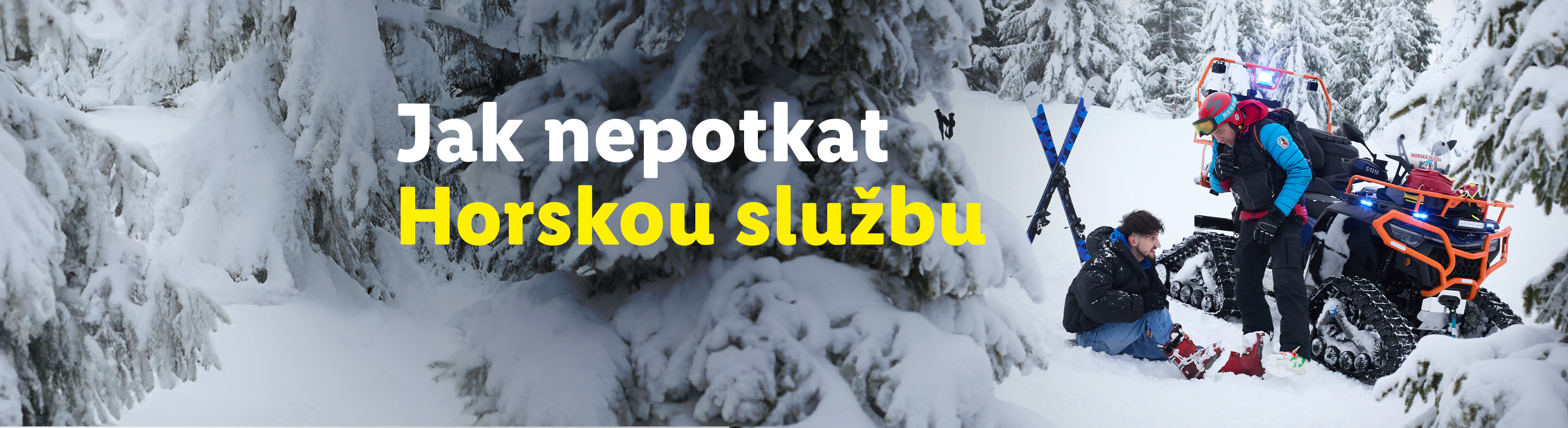 Záchranáři horské služby pomáhají zraněnému lyžaři v zasněženém lese. Text: Jak nepotkat Horskou službu.