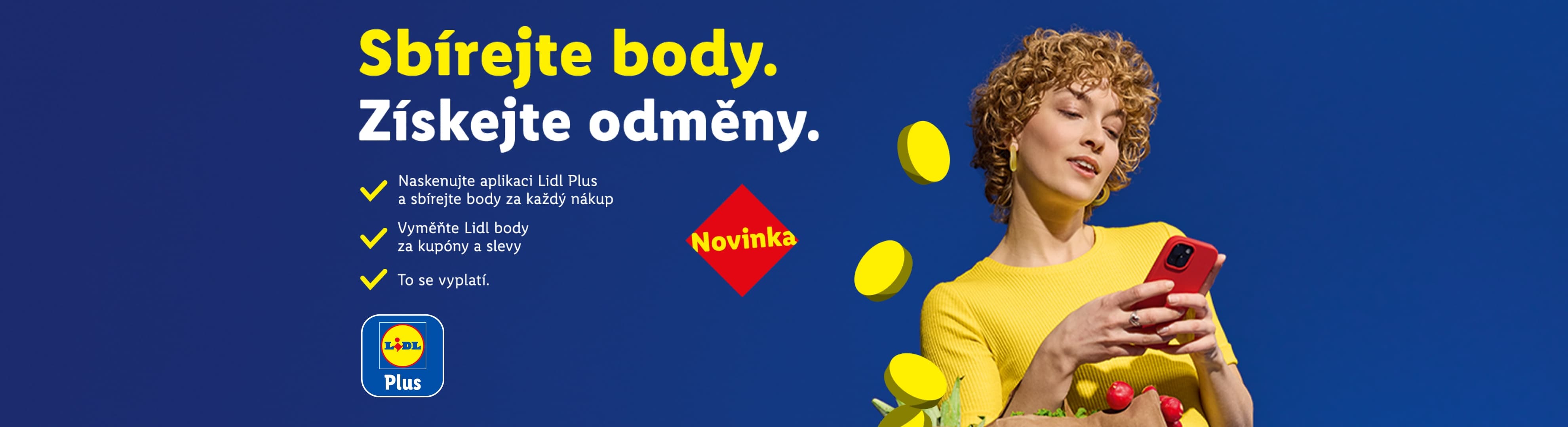 Žena s telefonem a nákupem, sbírejte body a získejte odměny s aplikací.