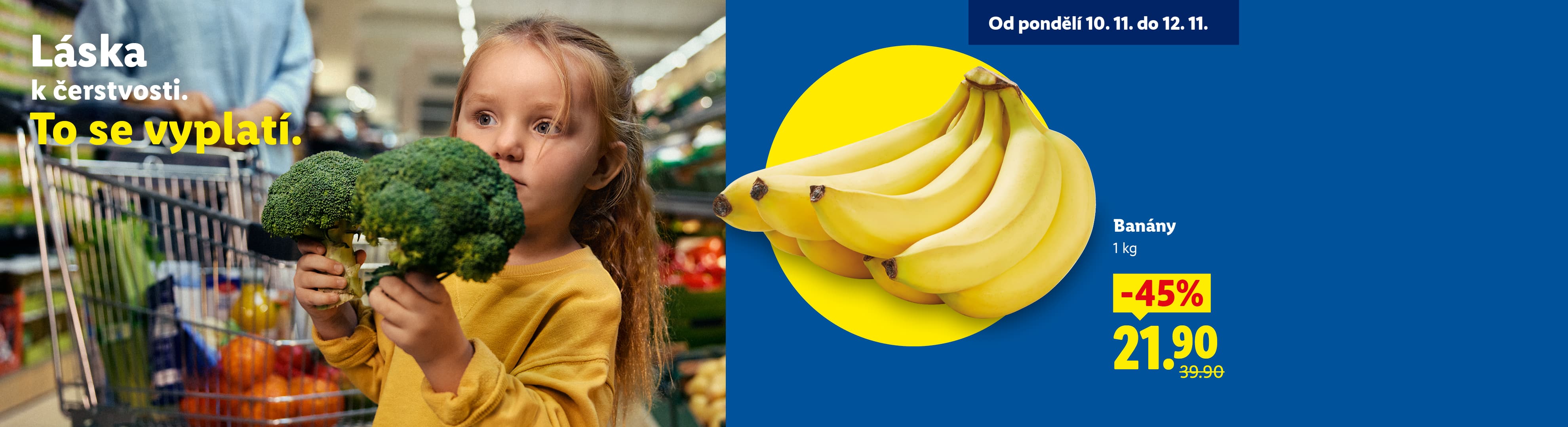 Dívka drží brokolici v obchodě, zatímco banány jsou zobrazeny s 45% slevou.