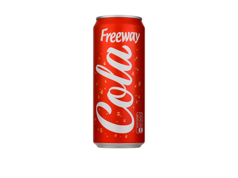 Červená plechovka koly s nápisem „Freeway Cola“ a hodnocením Nutri-Score.