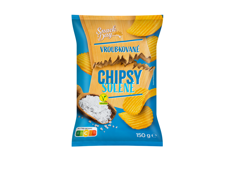Modrý sáček s vlnitými bramborovými lupínky a solí, s nápisem 'VROUBKOVANÉ CHIPSY SOLENÉ' a logem vegan.