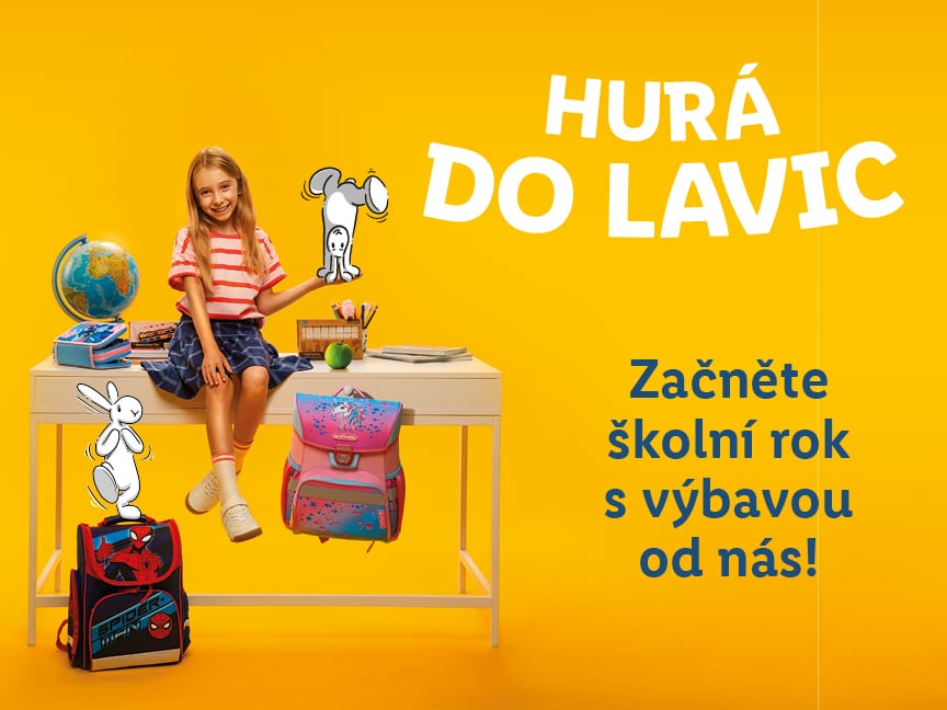 Dívka sedící na stole s batohy Spiderman a jednorožec, školními potřebami a nápisem „Hurá do lavic“.