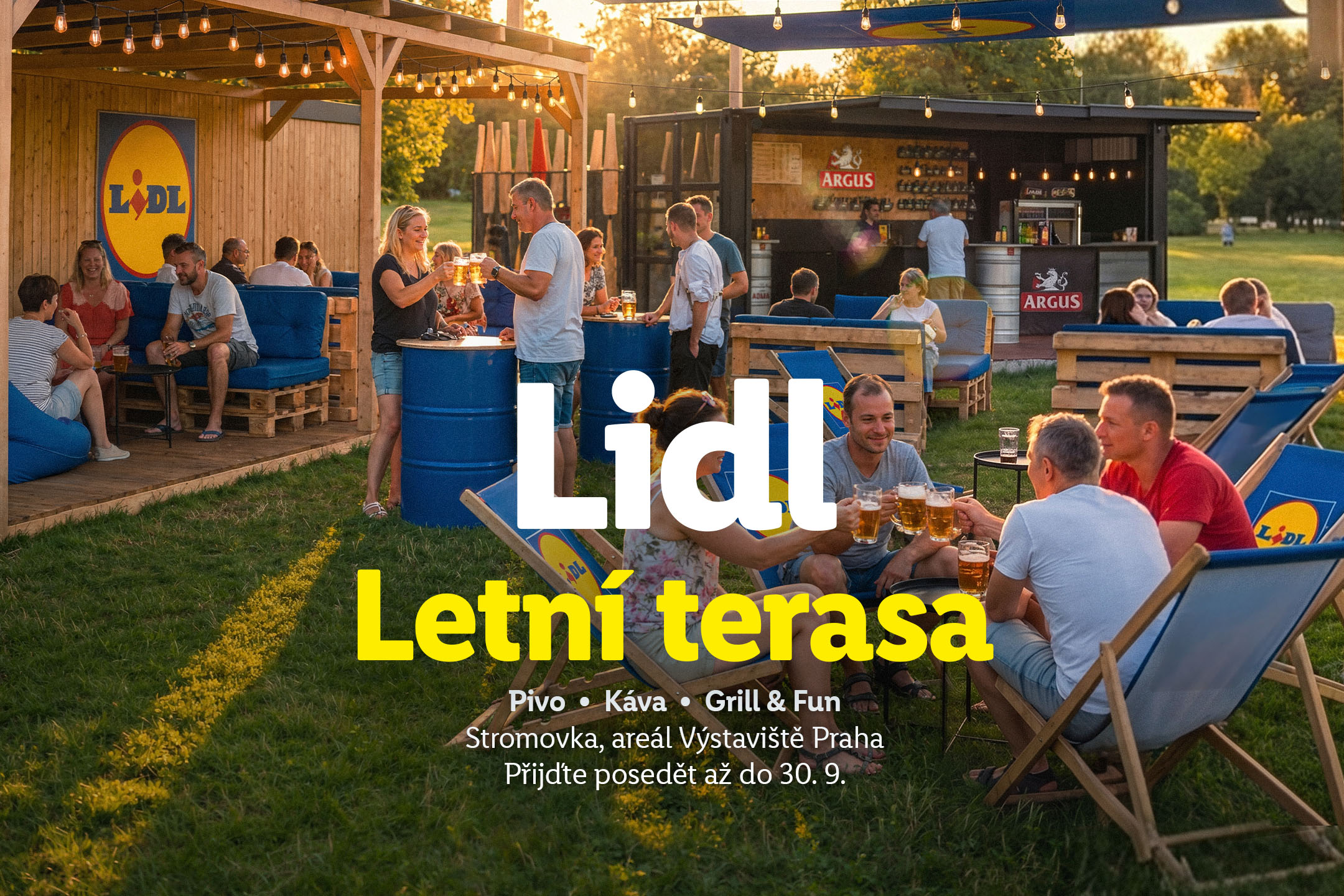 Lidé si užívají pivo, kávu a grilování na letní terase v parku Stromovka.