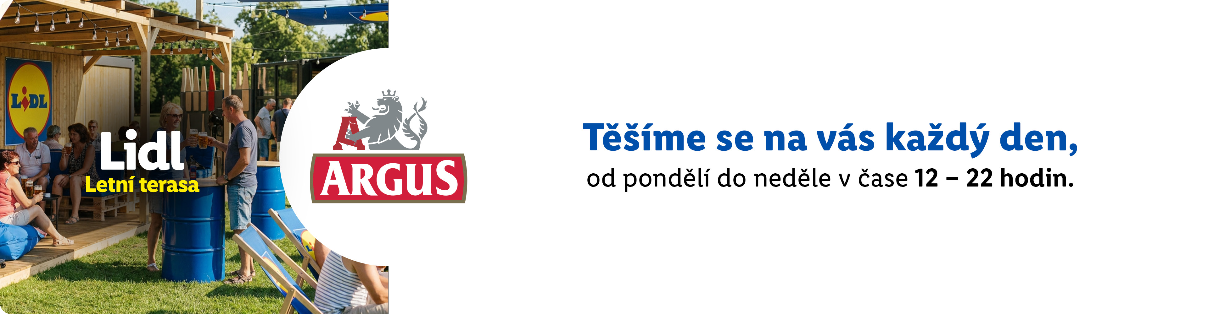 Lidé si užívají letní terasu s občerstvením, otevřenou denně od 12 do 22 hodin.