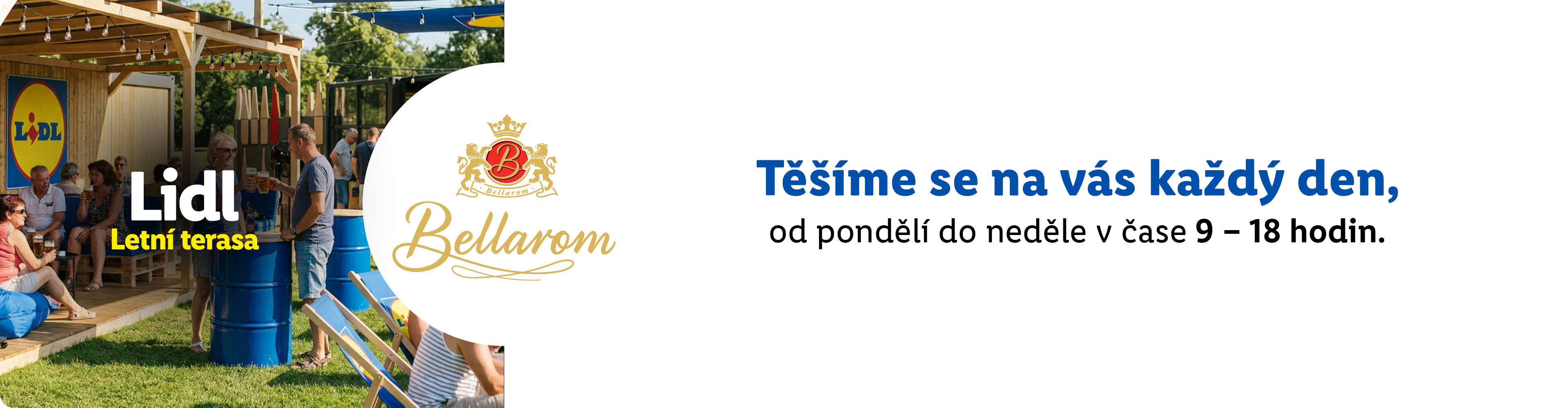 Lidé si užívají letní terasu s nápoji a občerstvením, otevřeno denně od 9 do 18 hodin.