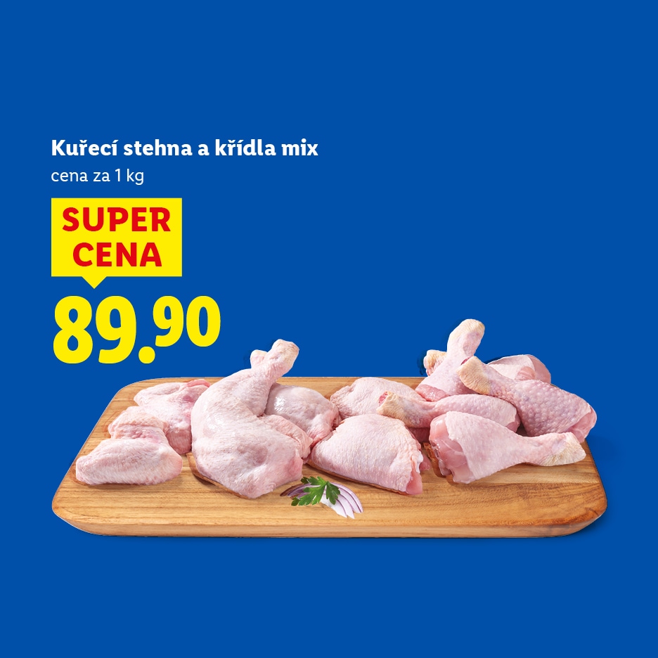 Kuřecí stehna a křídla mix na dřevěném prkénku, cena 89.90 za 1 kg.