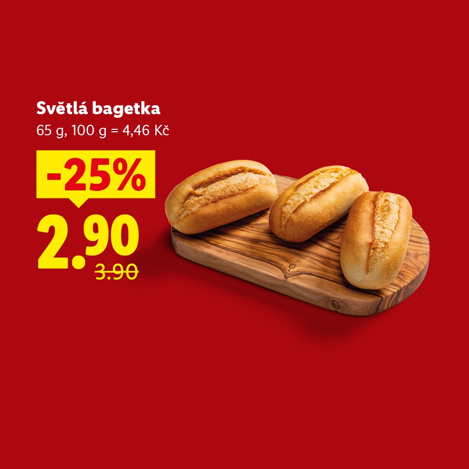 Tři světlé bagetky na dřevěném prkénku, sleva 25 % na 2,90 Kč.