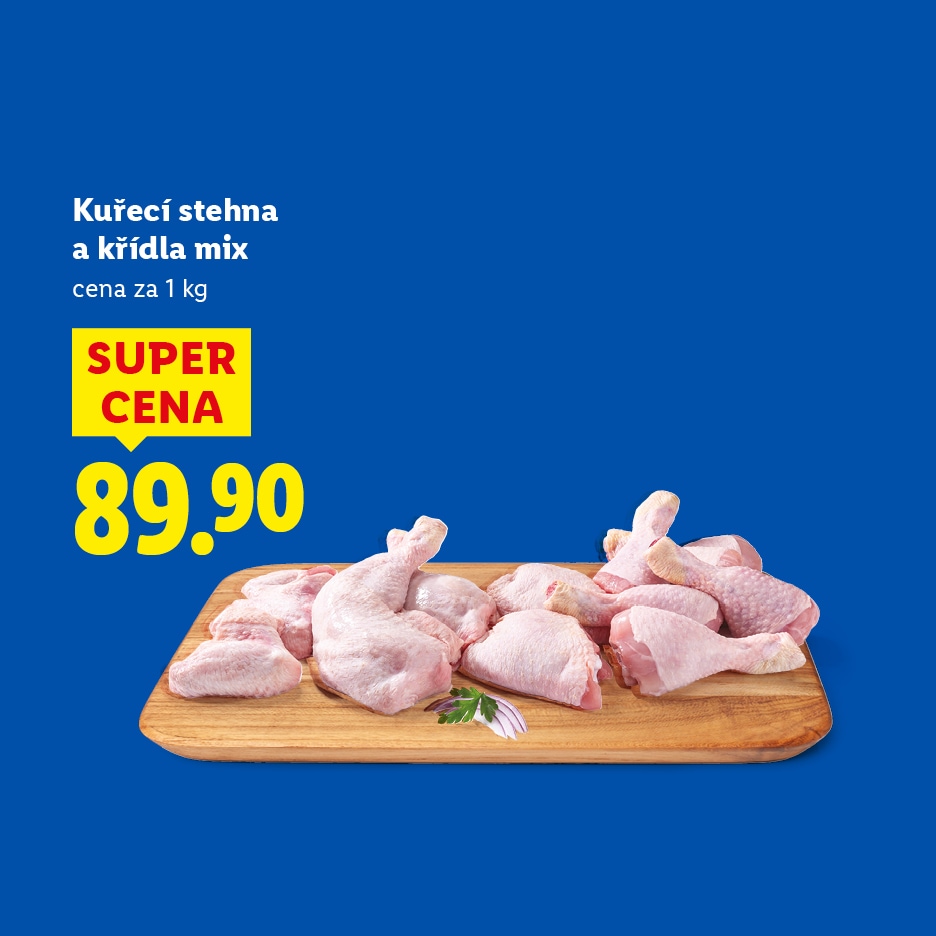 Kuřecí stehna a křídla mix na dřevěném prkénku, cena 89.90 Kč za 1 kg.
