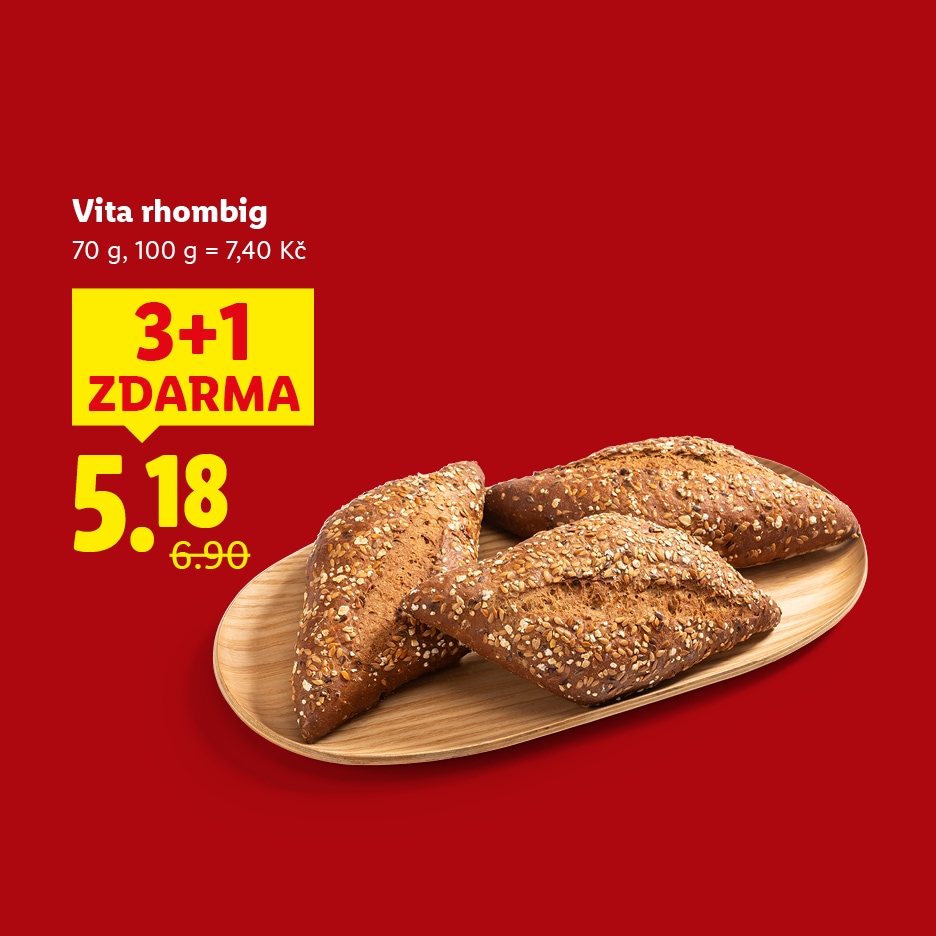 Tři celozrnné housky na dřevěném podnose s akcí 3+1 zdarma a cenou 5,18 Kč.