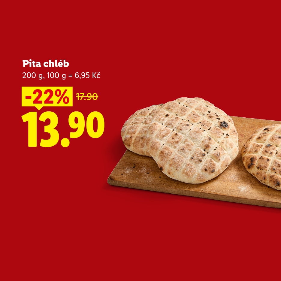 Pita chléb na dřevěném prkénku s cenou 13,90 Kč a slevou 22 %.