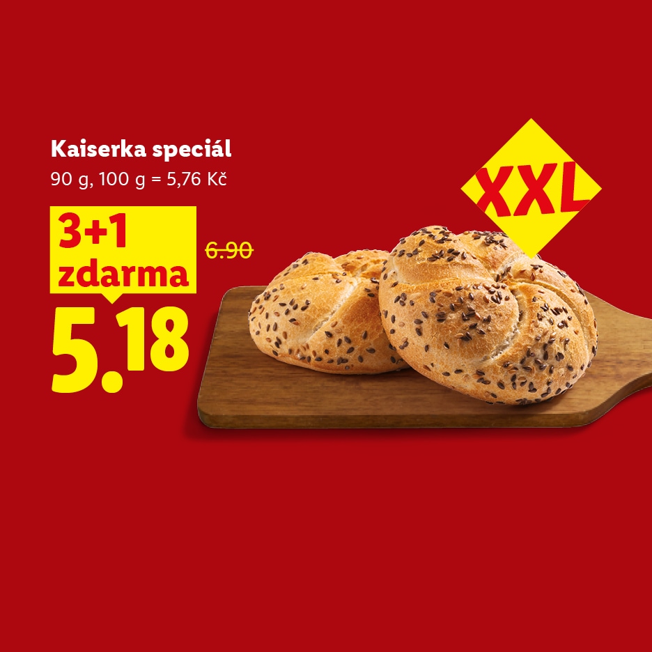 Dva kaiserky s mákem a sezamem na dřevěném prkénku, s akcí 3+1 zdarma a cenou 5,18 Kč.