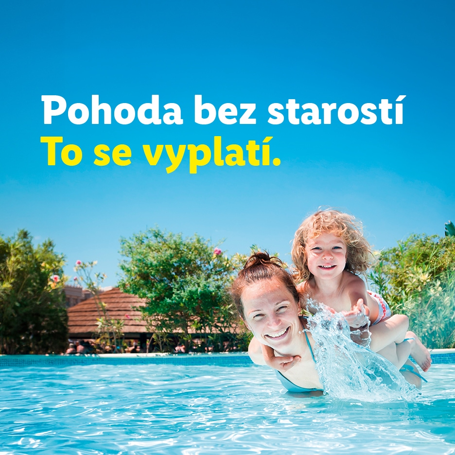 Žena a dítě si hrají v bazénu. Text: Pohoda bez starostí. To se vyplatí.