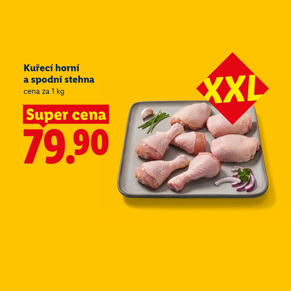 Surová kuřecí stehna a paličky na šedém tácu s česnekem a bylinkami, s cenou 79,90 Kč za 1 kg.
