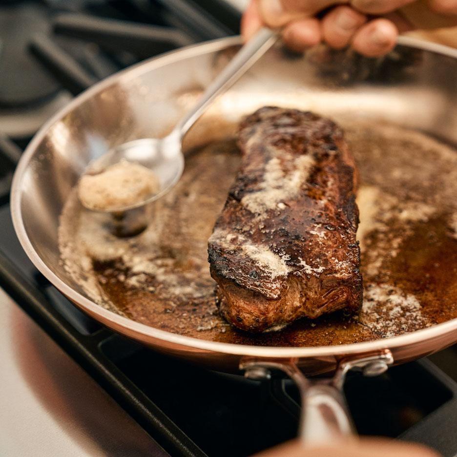 Steak se peče na pánvi s máslem, které se na něj polévá.