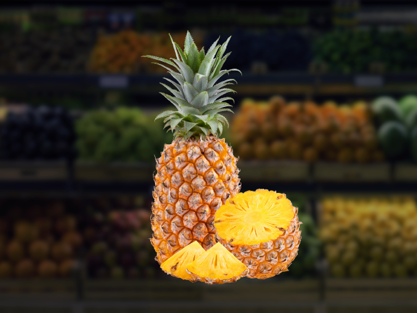 Celý a nakrájený ananas v supermarketu.