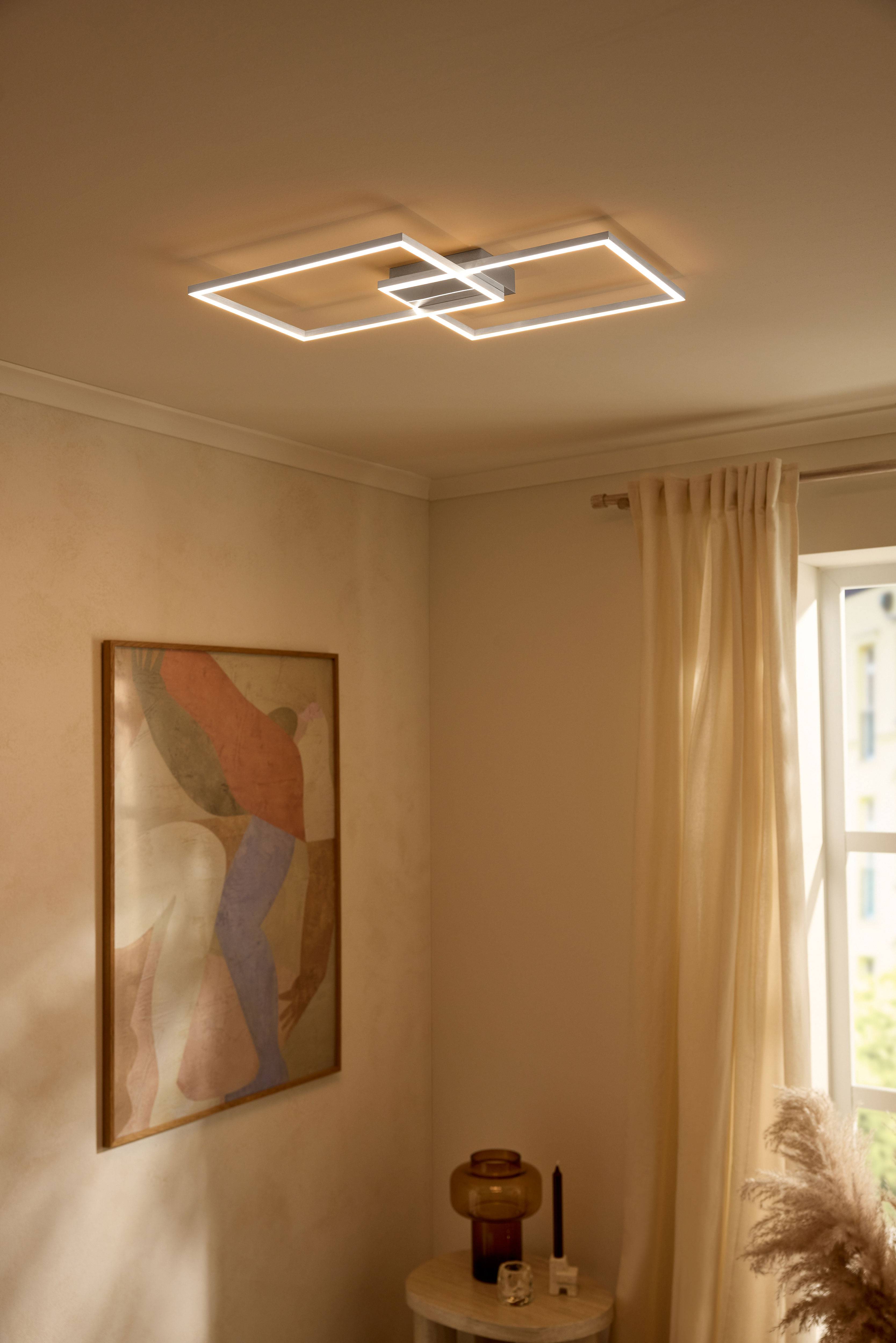 Moderní LED stropní svítidlo v obdélníkových tvarech osvětlující béžový pokoj.