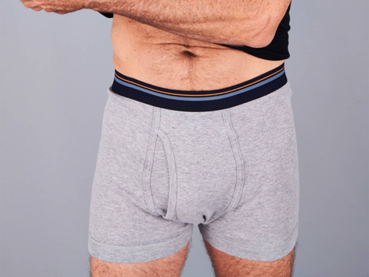 Šedé boxerky.