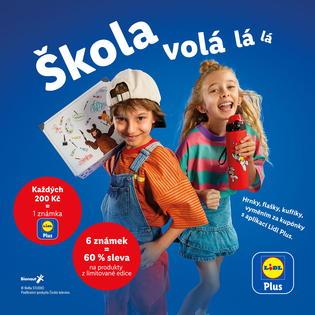 Dvě děti s kufříkem a lahví na vodu, propagující školní potřeby a slevy.