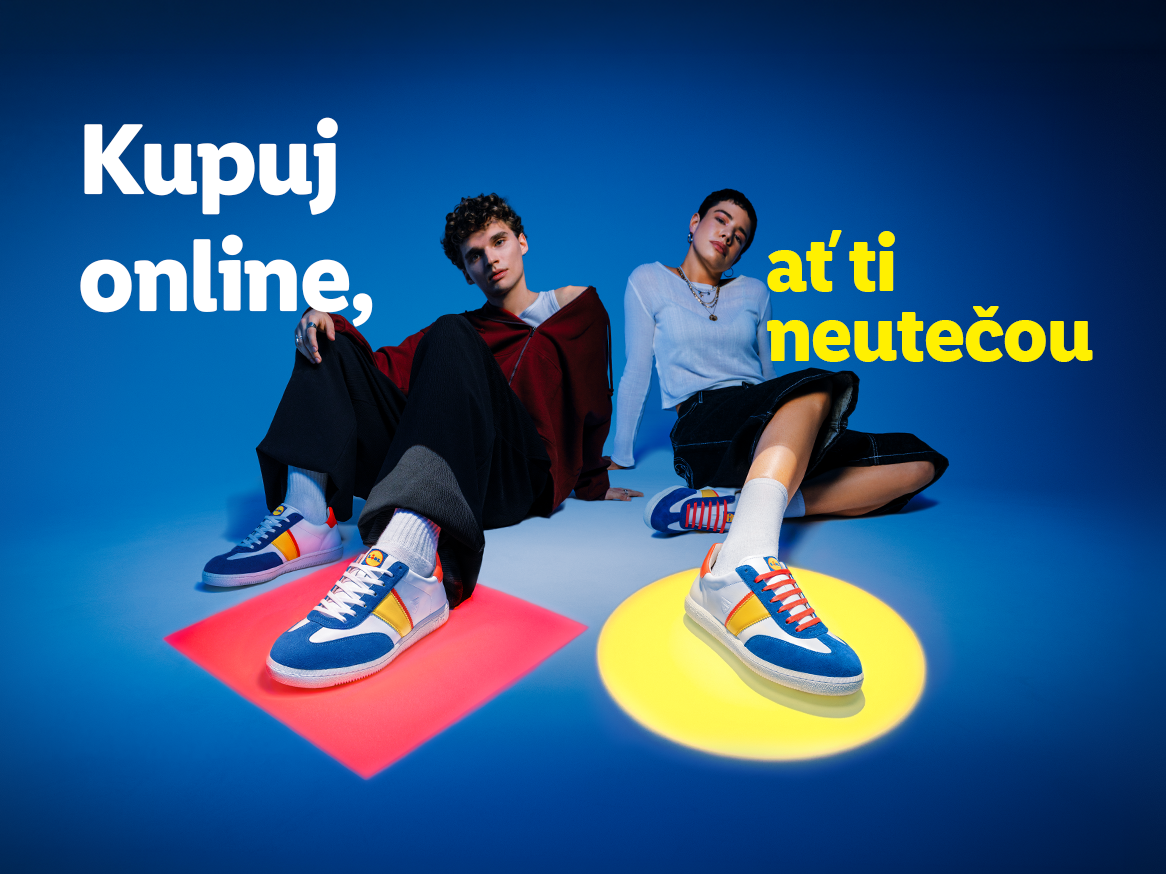 Dva mladí lidé sedí na zemi a předvádějí barevné tenisky. Text: „Kupuj online, ať ti neutečou.“