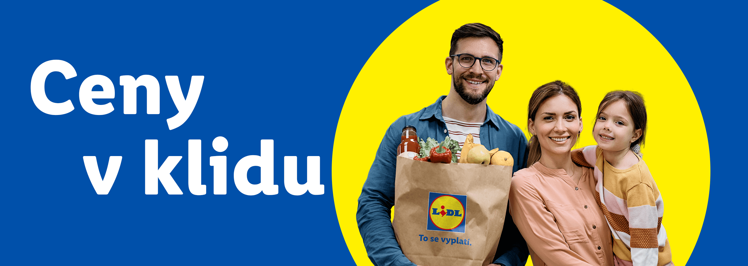 Rodina s nákupní taškou plnou potravin, text: Ceny v klidu.