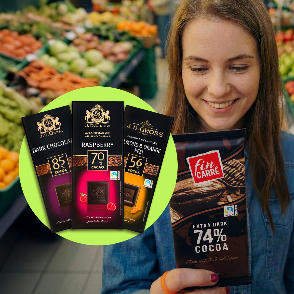 Žena drží tmavou čokoládu s 74 % kakaa, v pozadí jsou další tabulky čokolády a obchod s potravinami.