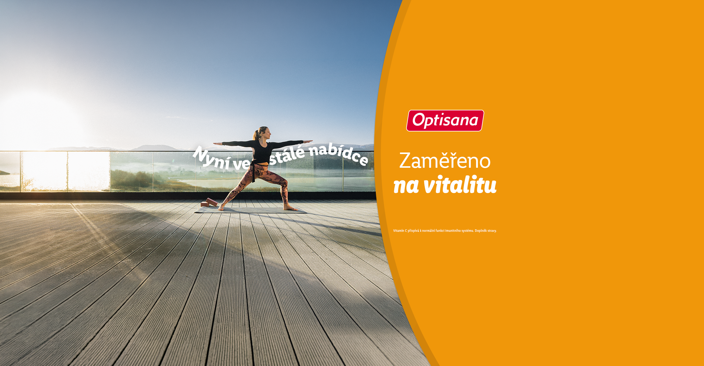 Žena cvičící jógu na terase s textem Zaměřeno na vitalitu.