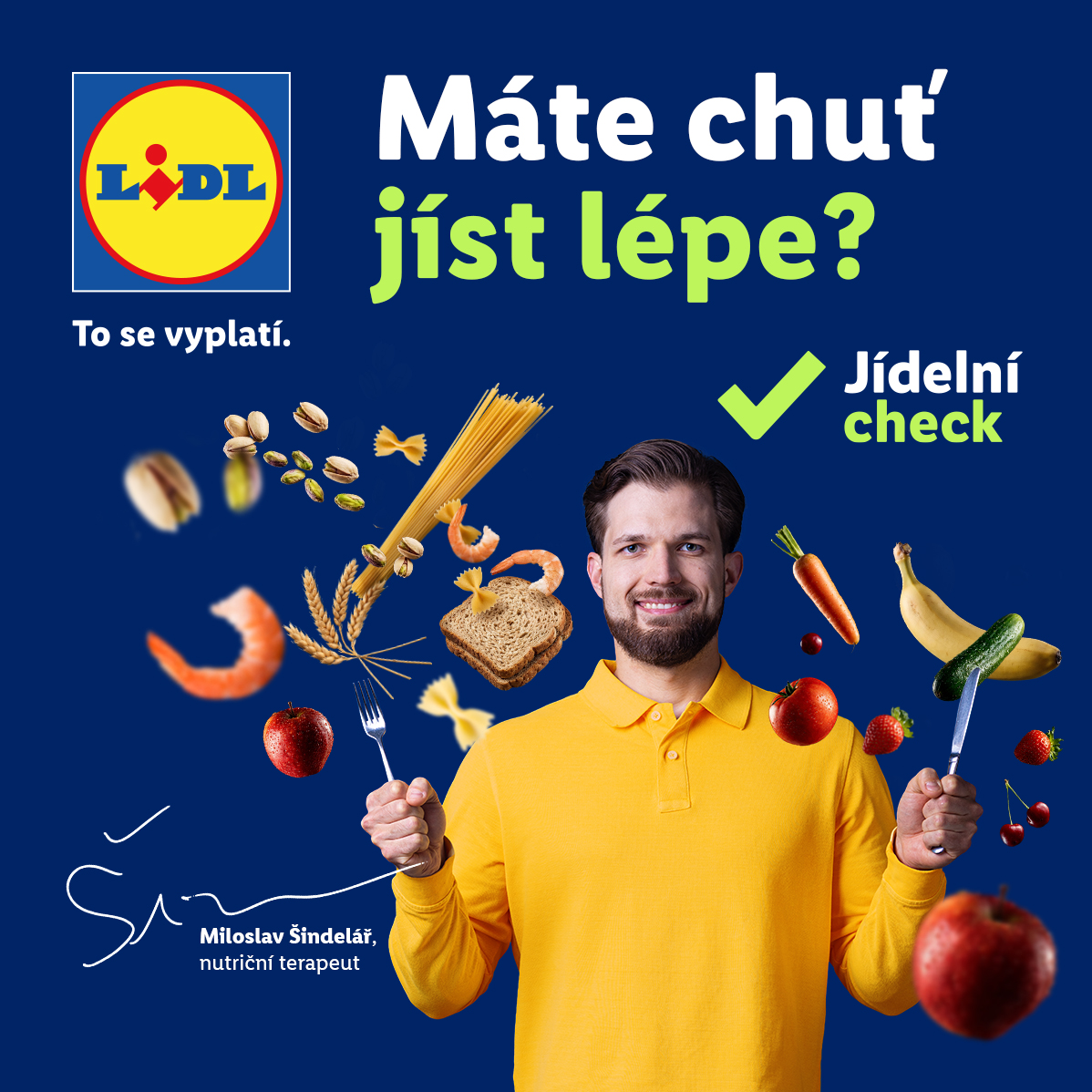 Muž s vidličkou a nožem obklopený ovocem, zeleninou, ořechy a těstovinami s textem „Máte chuť jíst lépe? Jídelní check“.