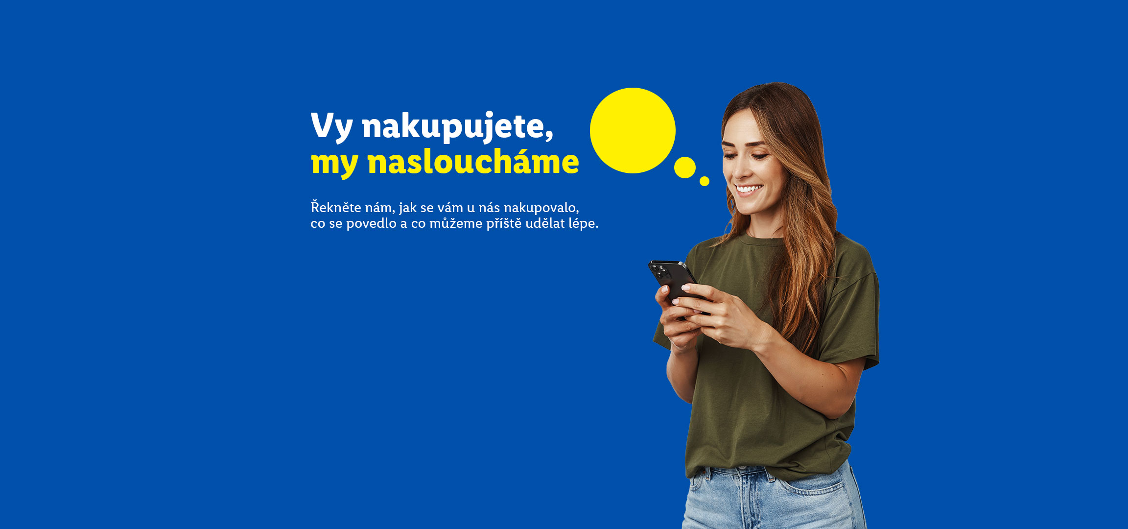 Žena s telefonem na modrém pozadí s textem Vy nakupujete, my nasloucháme.