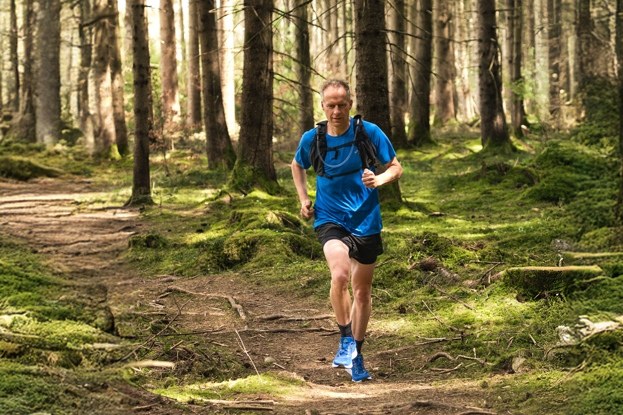 Trail running v mechu porostlém lese.
