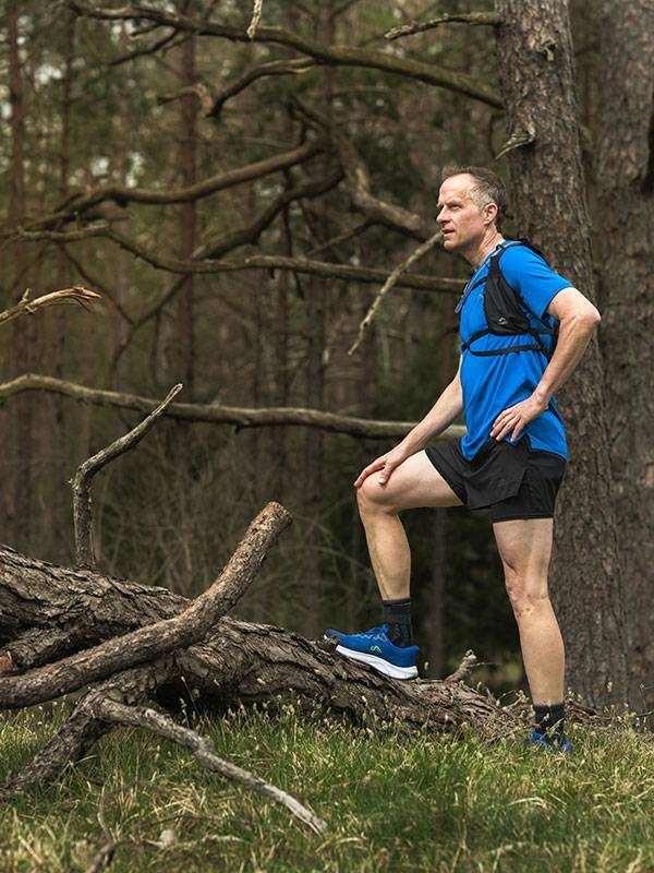 Trailrunningová obuv a oblečení v lese.