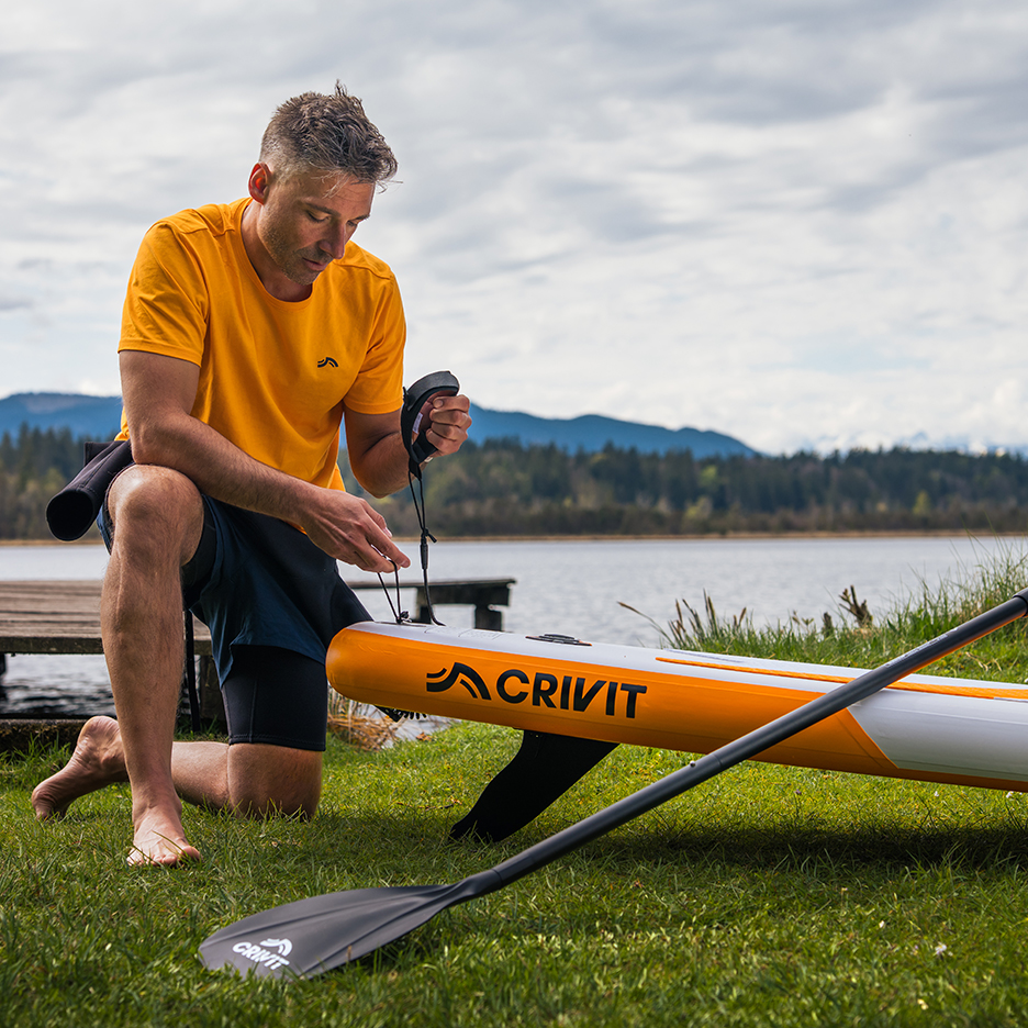 Crivit paddleboard a pádlo, příprava na vodní sporty.