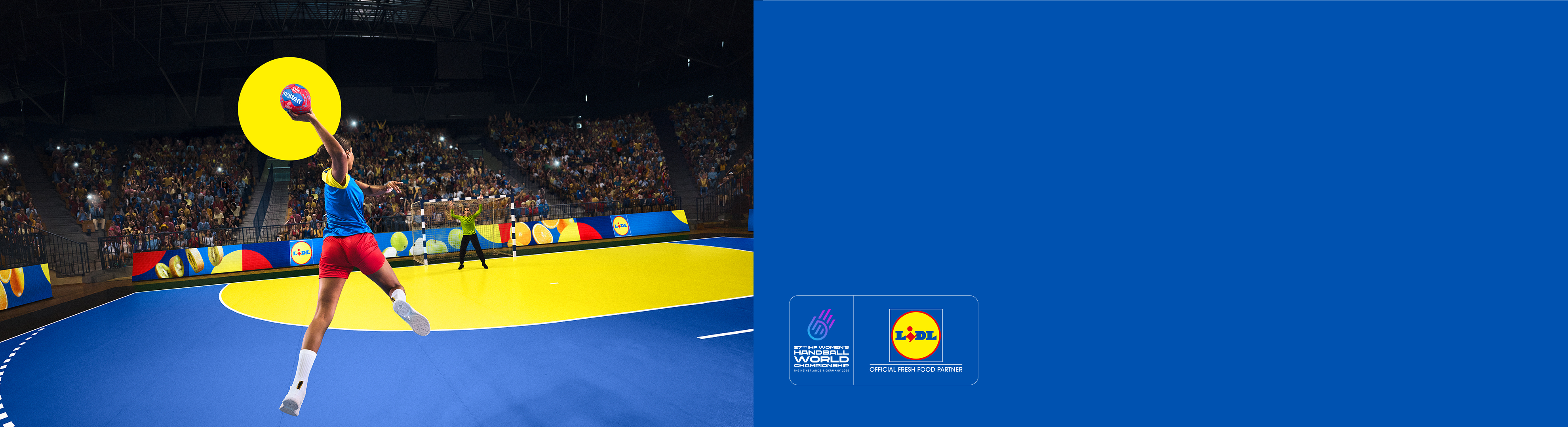 Házenkářka v akci na hřišti s logy Lidl a diváky.