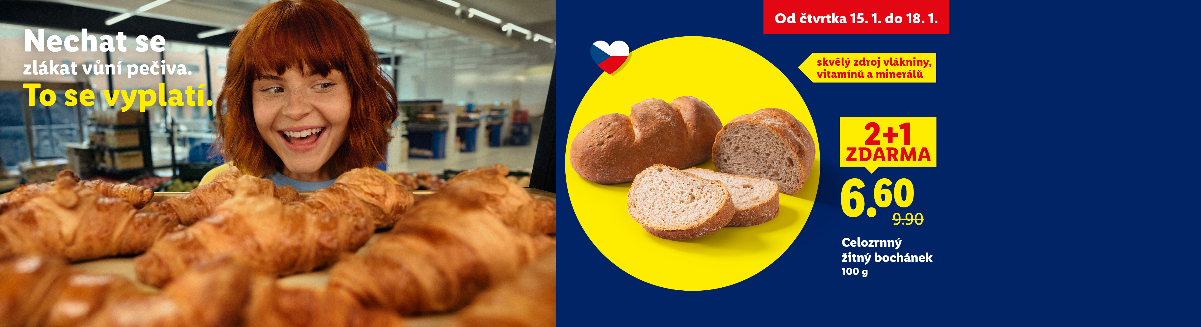 Žena se usmívá na čerstvé pečivo, s nabídkou 2+1 zdarma na celozrnný žitný bochánek.